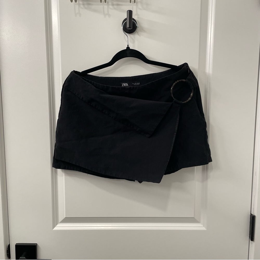 Zara - black skirt with zipper on the side